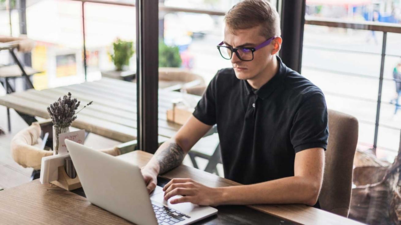 Cursanți analizând date despre performanța căutărilor organice